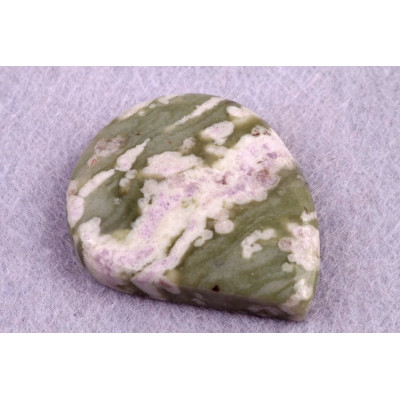 Kabošon Vesuvianite č.6392 (33x28x7mm)