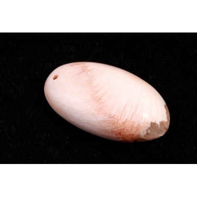 Vrtaný kabošon Scolecite č.V107 (33x19x7mm)